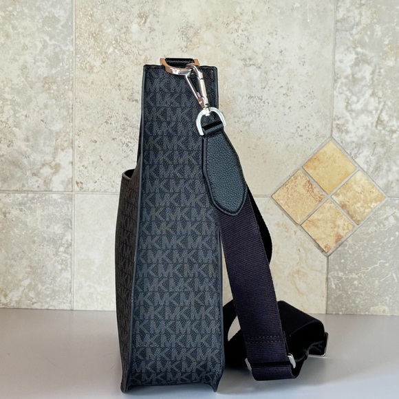 Michael Kors Briley Large Messenger Bag MK Black - Picture 9 of 16